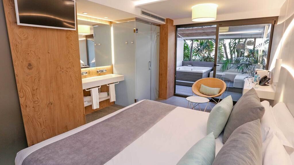 NATURE ROOM WITH HYDROMASSAGE ON THE TERRACE 